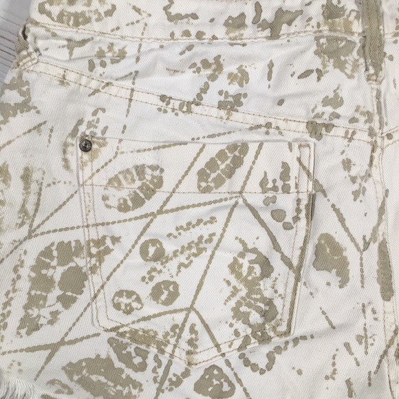 FREE PEOPLE White Distressed Cutoff Shorts Size 31 - Picture 4 of 6